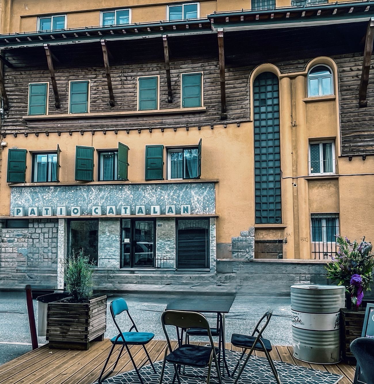 N17 Patio Catalan — Façade