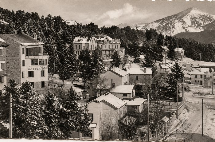 Hôtel Patio et les chalets d'Odeillo sous la neige, carte postale ancienne