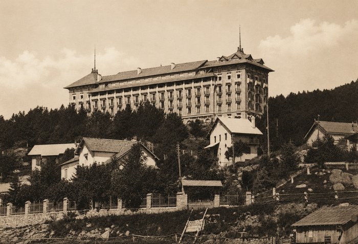 Le Grand Hôtel vu du village, vers 1912