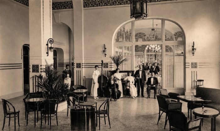 Le hall et le restaurant du Grand Hôtel, orchestre, vers 1920