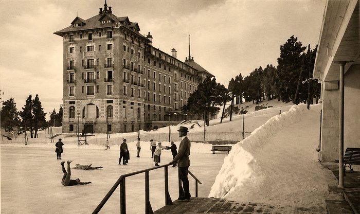 La patinoire du Grand Hôtel sous la neige, vers 1921