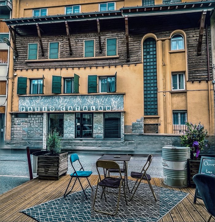 La terrasse et la façade actuelle du Patio Catalan