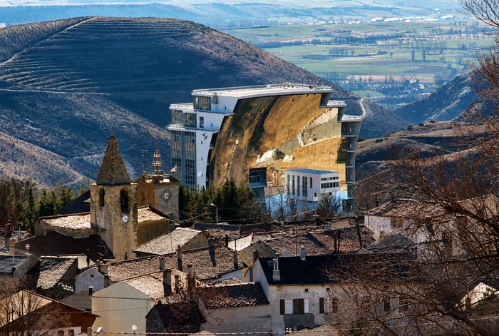Le four solaire d'Odeillo vu depuis le village
