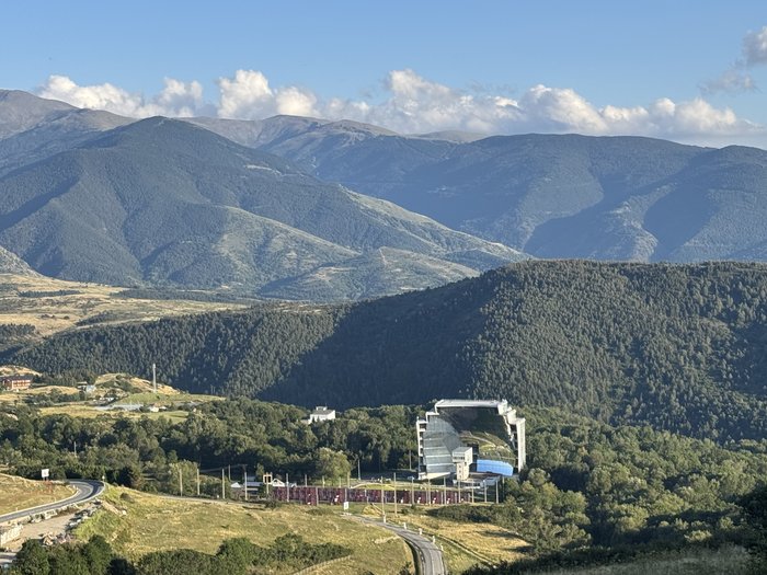 Le four solaire d'Odeillo dans son paysage
